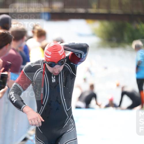 25.08.2024 - Elbe Triathlon Hamburg H.Heesch http://msf.ph/oto/6838483 25.08.2024 14:05:05 Schwimmen 1, 2, 14, 25, 26, 31 meine-sportfotos.de