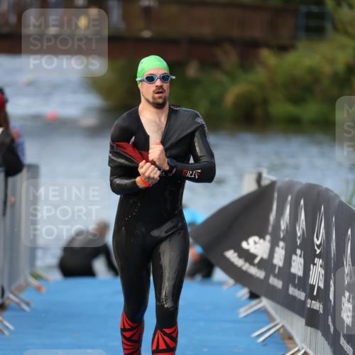 25.08.2024 - Elbe Triathlon Hamburg H.Heesch http://msf.ph/oto/6838489 25.08.2024 08:42:11 Schwimmen 164, 174 meine-sportfotos.de