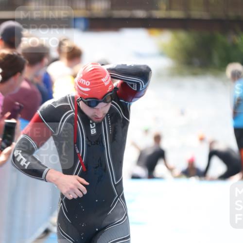 25.08.2024 - Elbe Triathlon Hamburg H.Heesch http://msf.ph/oto/6838491 25.08.2024 14:05:05 Schwimmen 1, 2, 14, 25, 26, 31 meine-sportfotos.de