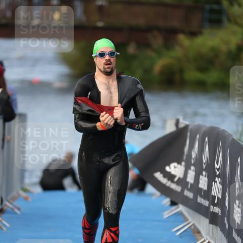25.08.2024 - Elbe Triathlon Hamburg H.Heesch http://msf.ph/oto/6838495 25.08.2024 08:42:11 Schwimmen 164, 174 meine-sportfotos.de