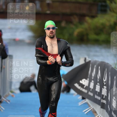 25.08.2024 - Elbe Triathlon Hamburg H.Heesch http://msf.ph/oto/6838498 25.08.2024 08:42:11 Schwimmen 164, 174 meine-sportfotos.de