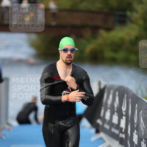 25.08.2024 - Elbe Triathlon Hamburg H.Heesch http://msf.ph/oto/6838505 25.08.2024 08:42:11 Schwimmen 164, 174 meine-sportfotos.de