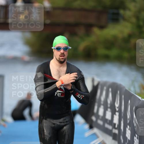 25.08.2024 - Elbe Triathlon Hamburg H.Heesch http://msf.ph/oto/6838511 25.08.2024 08:42:11 Schwimmen 164, 174 meine-sportfotos.de