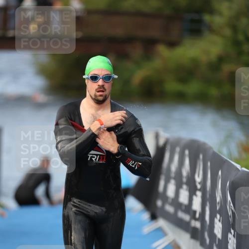 25.08.2024 - Elbe Triathlon Hamburg H.Heesch http://msf.ph/oto/6838519 25.08.2024 08:42:11 Schwimmen 164, 174 meine-sportfotos.de