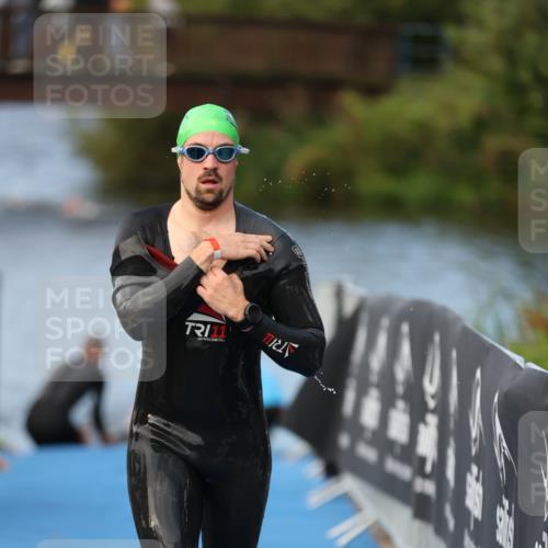 25.08.2024 - Elbe Triathlon Hamburg H.Heesch http://msf.ph/oto/6838523 25.08.2024 08:42:11 Schwimmen 164, 174 meine-sportfotos.de