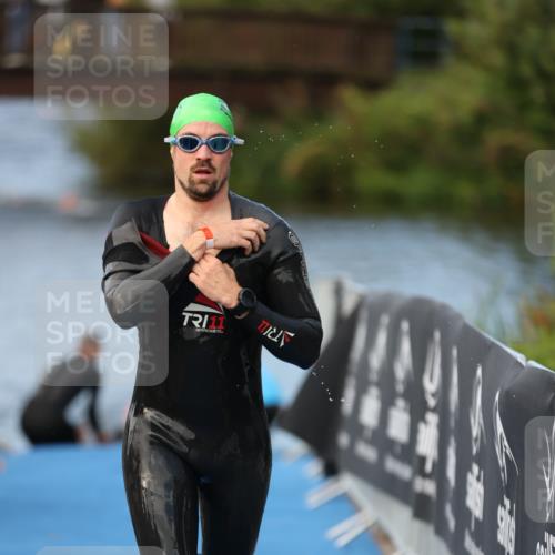 25.08.2024 - Elbe Triathlon Hamburg H.Heesch http://msf.ph/oto/6838530 25.08.2024 08:42:11 Schwimmen 164, 174 meine-sportfotos.de
