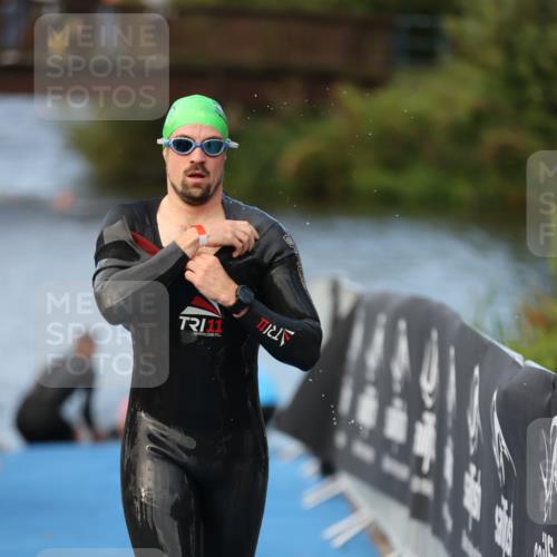 25.08.2024 - Elbe Triathlon Hamburg H.Heesch http://msf.ph/oto/6838535 25.08.2024 08:42:12 Schwimmen 164, 174 meine-sportfotos.de