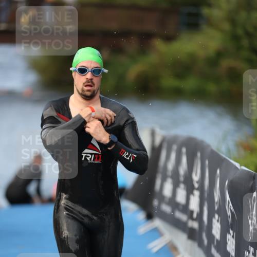 25.08.2024 - Elbe Triathlon Hamburg H.Heesch http://msf.ph/oto/6838542 25.08.2024 08:42:12 Schwimmen 164, 174 meine-sportfotos.de