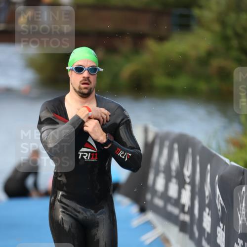 25.08.2024 - Elbe Triathlon Hamburg H.Heesch http://msf.ph/oto/6838547 25.08.2024 08:42:12 Schwimmen 164, 174 meine-sportfotos.de