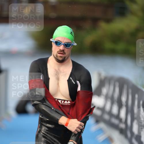 25.08.2024 - Elbe Triathlon Hamburg H.Heesch http://msf.ph/oto/6838563 25.08.2024 08:42:12 Schwimmen 164, 174 meine-sportfotos.de