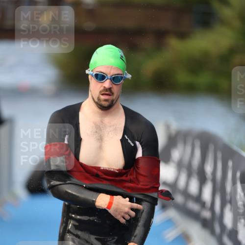 25.08.2024 - Elbe Triathlon Hamburg H.Heesch http://msf.ph/oto/6838575 25.08.2024 08:42:12 Schwimmen 164, 174 meine-sportfotos.de