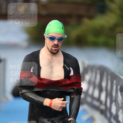 25.08.2024 - Elbe Triathlon Hamburg H.Heesch http://msf.ph/oto/6838580 25.08.2024 08:42:12 Schwimmen 164, 174 meine-sportfotos.de
