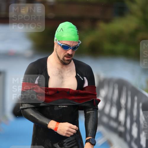 25.08.2024 - Elbe Triathlon Hamburg H.Heesch http://msf.ph/oto/6838585 25.08.2024 08:42:12 Schwimmen 164, 174 meine-sportfotos.de