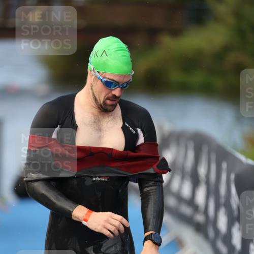 25.08.2024 - Elbe Triathlon Hamburg H.Heesch http://msf.ph/oto/6838590 25.08.2024 08:42:12 Schwimmen 164, 174 meine-sportfotos.de