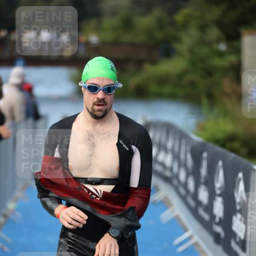 25.08.2024 - Elbe Triathlon Hamburg H.Heesch http://msf.ph/oto/6838601 25.08.2024 08:42:13 Schwimmen 164, 174 meine-sportfotos.de