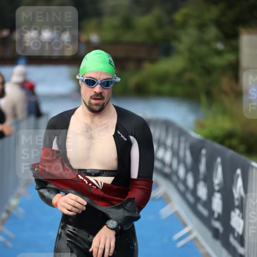 25.08.2024 - Elbe Triathlon Hamburg H.Heesch http://msf.ph/oto/6838609 25.08.2024 08:42:13 Schwimmen 164, 174 meine-sportfotos.de