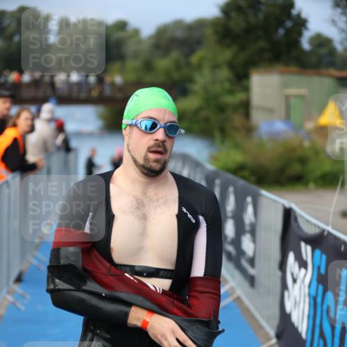 25.08.2024 - Elbe Triathlon Hamburg H.Heesch http://msf.ph/oto/6838645 25.08.2024 08:42:14 Schwimmen 164, 174 meine-sportfotos.de