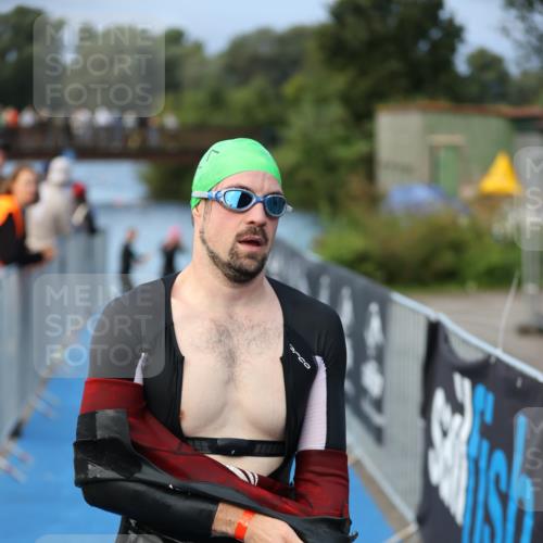 25.08.2024 - Elbe Triathlon Hamburg H.Heesch http://msf.ph/oto/6838650 25.08.2024 08:42:14 Schwimmen 164, 174 meine-sportfotos.de