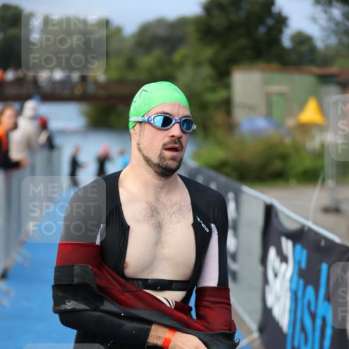 25.08.2024 - Elbe Triathlon Hamburg H.Heesch http://msf.ph/oto/6838653 25.08.2024 08:42:14 Schwimmen 164, 174 meine-sportfotos.de