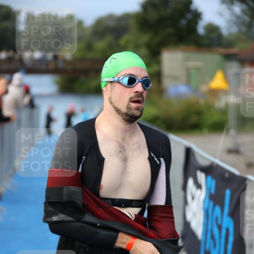 25.08.2024 - Elbe Triathlon Hamburg H.Heesch http://msf.ph/oto/6838658 25.08.2024 08:42:14 Schwimmen 164, 174 meine-sportfotos.de