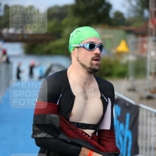 25.08.2024 - Elbe Triathlon Hamburg H.Heesch http://msf.ph/oto/6838667 25.08.2024 08:42:14 Schwimmen 164, 174 meine-sportfotos.de