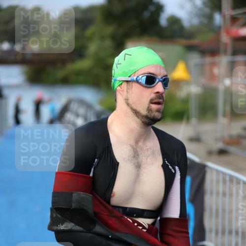 25.08.2024 - Elbe Triathlon Hamburg H.Heesch http://msf.ph/oto/6838675 25.08.2024 08:42:14 Schwimmen 164, 174 meine-sportfotos.de