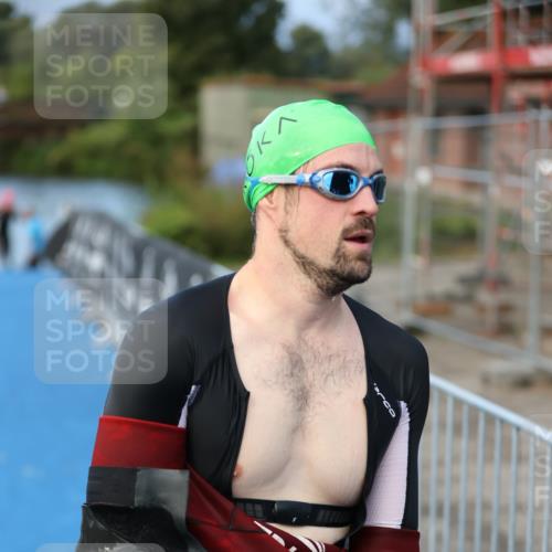 25.08.2024 - Elbe Triathlon Hamburg H.Heesch http://msf.ph/oto/6838690 25.08.2024 08:42:14 Schwimmen 164, 174 meine-sportfotos.de