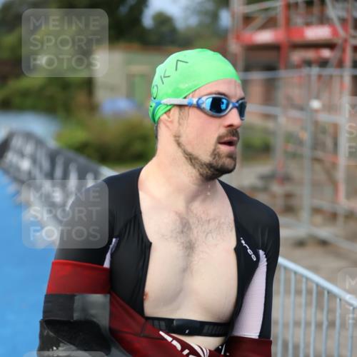 25.08.2024 - Elbe Triathlon Hamburg H.Heesch http://msf.ph/oto/6838695 25.08.2024 08:42:14 Schwimmen 164, 174 meine-sportfotos.de
