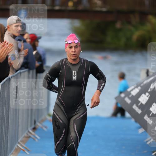 25.08.2024 - Elbe Triathlon Hamburg H.Heesch http://msf.ph/oto/6838701 25.08.2024 08:42:23 Schwimmen 164, 174 meine-sportfotos.de