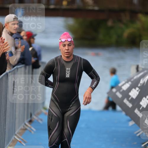 25.08.2024 - Elbe Triathlon Hamburg H.Heesch http://msf.ph/oto/6838705 25.08.2024 08:42:23 Schwimmen 164, 174 meine-sportfotos.de