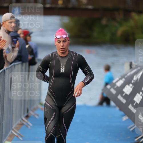 25.08.2024 - Elbe Triathlon Hamburg H.Heesch http://msf.ph/oto/6838717 25.08.2024 08:42:23 Schwimmen 164, 174 meine-sportfotos.de