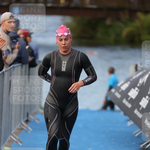 25.08.2024 - Elbe Triathlon Hamburg H.Heesch http://msf.ph/oto/6838725 25.08.2024 08:42:23 Schwimmen 164, 174 meine-sportfotos.de