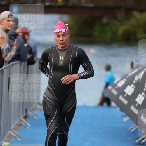 25.08.2024 - Elbe Triathlon Hamburg H.Heesch http://msf.ph/oto/6838730 25.08.2024 08:42:23 Schwimmen 164, 174 meine-sportfotos.de