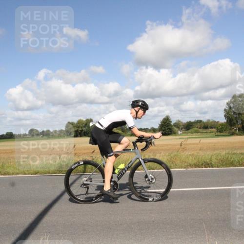 25.08.2024 - Elbe Triathlon Hamburg Fuchs,  Jonas http://msf.ph/oto/6838741 25.08.2024 10:54:43 Radfahren 1533, 1486, 1545, 1563, 783 meine-sportfotos.de