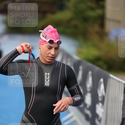 25.08.2024 - Elbe Triathlon Hamburg H.Heesch http://msf.ph/oto/6838811 25.08.2024 08:42:26 Schwimmen 164, 174 meine-sportfotos.de