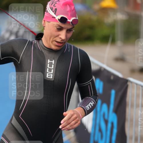 25.08.2024 - Elbe Triathlon Hamburg H.Heesch http://msf.ph/oto/6838865 25.08.2024 08:42:26 Schwimmen 164, 174 meine-sportfotos.de