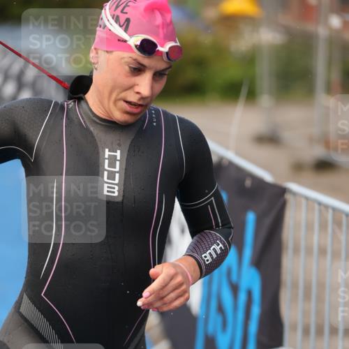 25.08.2024 - Elbe Triathlon Hamburg H.Heesch http://msf.ph/oto/6838873 25.08.2024 08:42:27 Schwimmen 164, 174 meine-sportfotos.de