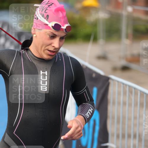 25.08.2024 - Elbe Triathlon Hamburg H.Heesch http://msf.ph/oto/6838876 25.08.2024 08:42:27 Schwimmen 164, 174 meine-sportfotos.de