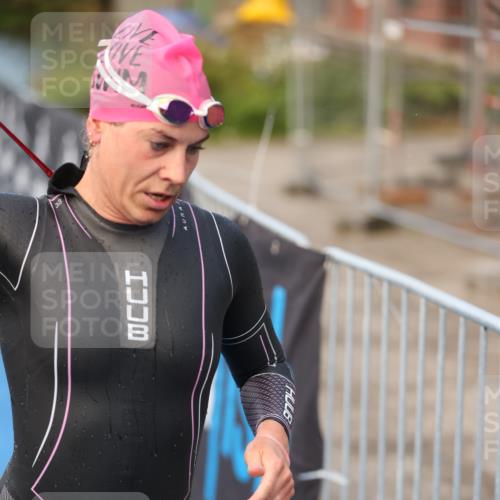 25.08.2024 - Elbe Triathlon Hamburg H.Heesch http://msf.ph/oto/6838883 25.08.2024 08:42:27 Schwimmen 164, 174 meine-sportfotos.de