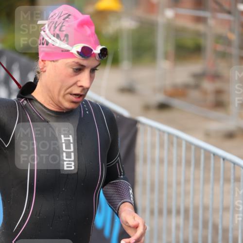 25.08.2024 - Elbe Triathlon Hamburg H.Heesch http://msf.ph/oto/6838890 25.08.2024 08:42:27 Schwimmen 164, 174 meine-sportfotos.de