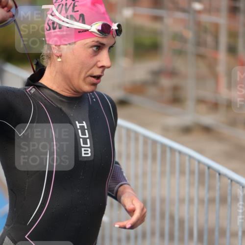 25.08.2024 - Elbe Triathlon Hamburg H.Heesch http://msf.ph/oto/6838911 25.08.2024 08:42:27 Schwimmen 164, 174 meine-sportfotos.de