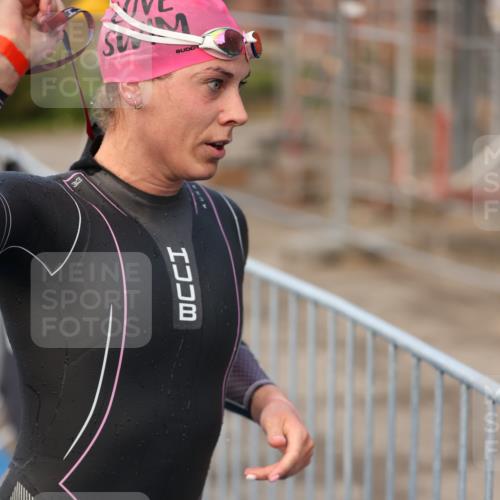 25.08.2024 - Elbe Triathlon Hamburg H.Heesch http://msf.ph/oto/6838917 25.08.2024 08:42:27 Schwimmen 164, 174 meine-sportfotos.de