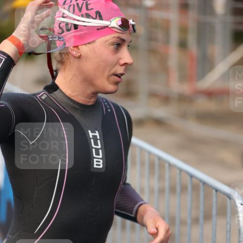 25.08.2024 - Elbe Triathlon Hamburg H.Heesch http://msf.ph/oto/6838924 25.08.2024 08:42:27 Schwimmen 164, 174 meine-sportfotos.de