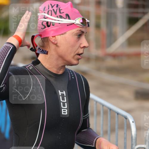 25.08.2024 - Elbe Triathlon Hamburg H.Heesch http://msf.ph/oto/6838929 25.08.2024 08:42:27 Schwimmen 164, 174 meine-sportfotos.de