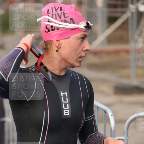 25.08.2024 - Elbe Triathlon Hamburg H.Heesch http://msf.ph/oto/6838940 25.08.2024 08:42:27 Schwimmen 164, 174 meine-sportfotos.de