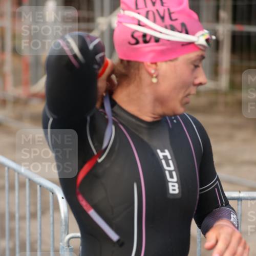 25.08.2024 - Elbe Triathlon Hamburg H.Heesch http://msf.ph/oto/6838965 25.08.2024 08:42:27 Schwimmen 164, 174 meine-sportfotos.de