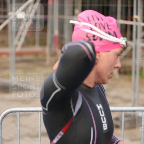 25.08.2024 - Elbe Triathlon Hamburg H.Heesch http://msf.ph/oto/6838980 25.08.2024 08:42:27 Schwimmen 164, 174 meine-sportfotos.de