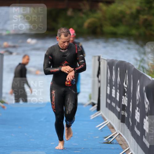 25.08.2024 - Elbe Triathlon Hamburg H.Heesch http://msf.ph/oto/6839013 25.08.2024 08:43:04 Schwimmen 187 meine-sportfotos.de