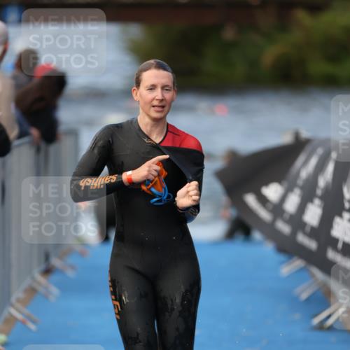 25.08.2024 - Elbe Triathlon Hamburg H.Heesch http://msf.ph/oto/6839221 25.08.2024 08:43:26 Schwimmen 117, 121, 142, 167, 190 meine-sportfotos.de