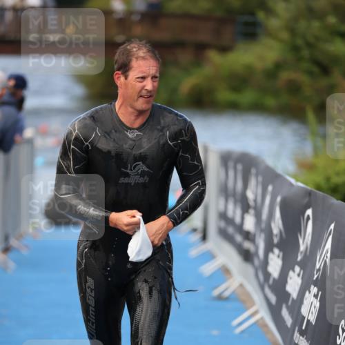 25.08.2024 - Elbe Triathlon Hamburg H.Heesch http://msf.ph/oto/6840214 25.08.2024 08:43:54 Schwimmen 110, 153, 172, 176, 182, 190 meine-sportfotos.de